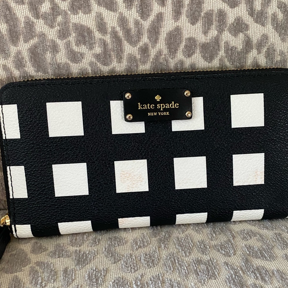 Kate Spade black and white zipper wallet
